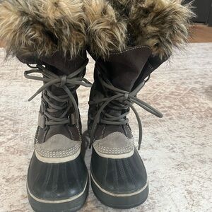 Sorel Joan of arctic Women's Fur-Lined Winter Boots - Black and Brown in EUC